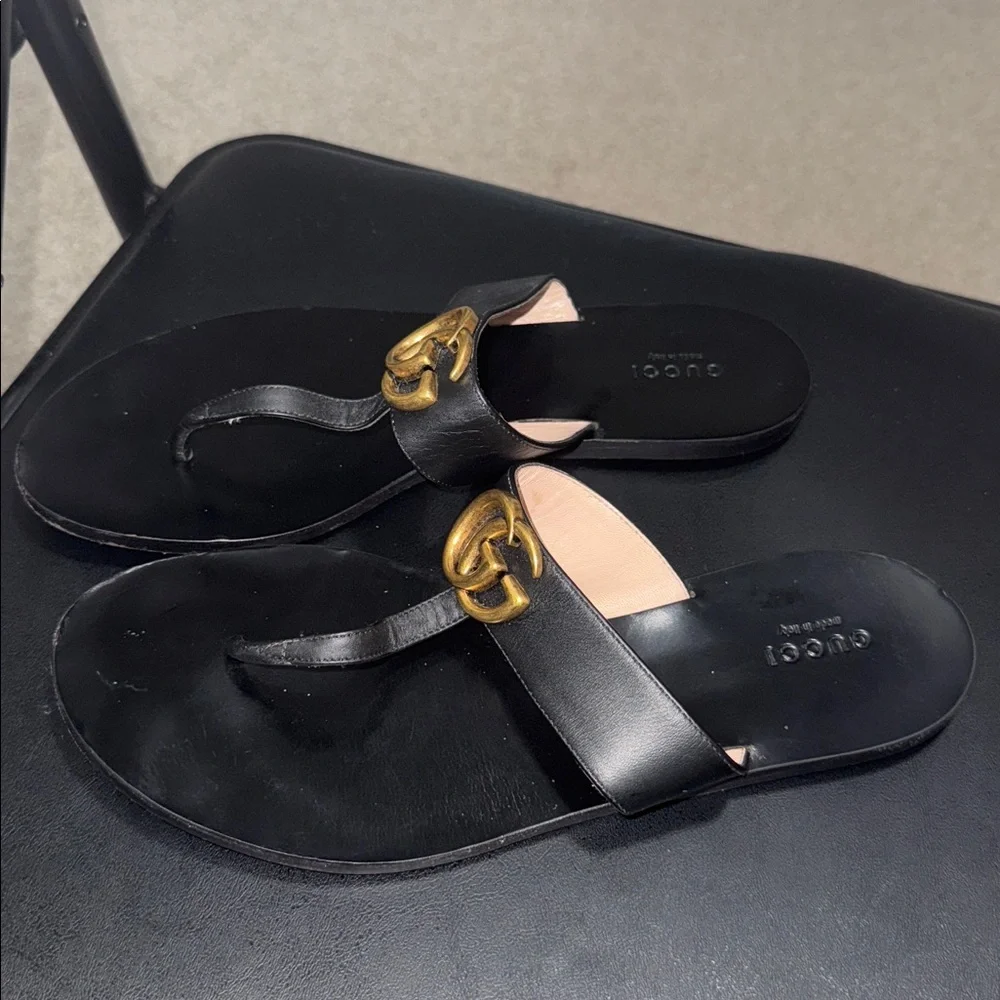 Gucci Women's Sandals in Black with Gold Logo - Picture 4 of 7